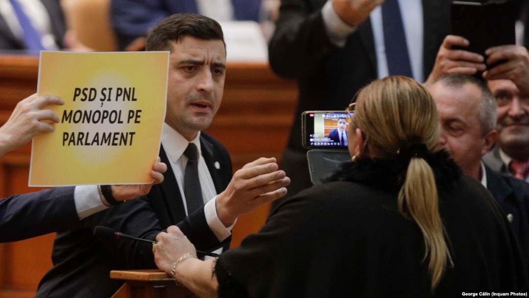George Simion, în timpul unei contre verbale cu fosta sa colegă de partid, Diana Șoșoacă. 
