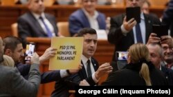 George Simion, AUR, a fost în centrul scandalurilor de ieri din Parlament.