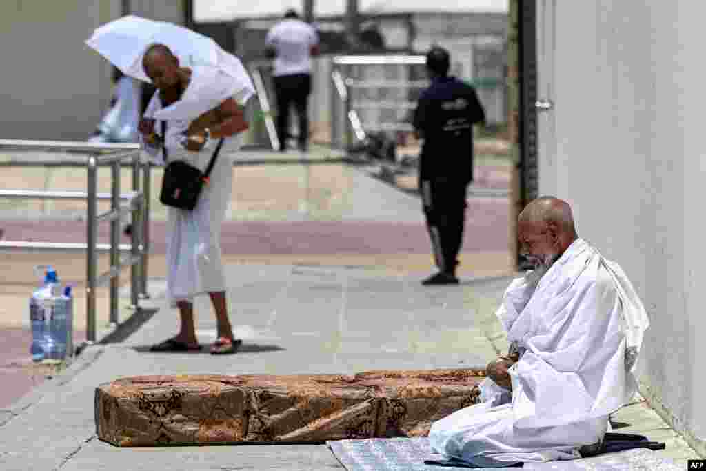 Hodočasnici na počektu hadža prvo moraju ući u stanje čistoće, zvano ihram, koje zahtijeva posebno odijevanje i ponašanje.Muškarci nose bešavnu bijelu odjeću poput platna koja naglašava jedinstvo među vjernicima bez obzira na njihov društveni status ili nacionalnost. Fotografija: Vjernici na ulicama Mine obavljaju molitve, 26. juni 2023. &nbsp;