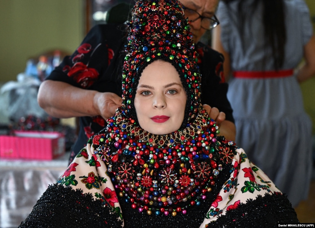 Një nuse e re gjatë përgatitjeve për dasmën e saj me një kostum tradicional dasme në fshatin Biksad, Rumani.