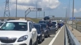 Автомобильная пробка на въезде на Керченский мост. Скриншот из записи Крым.Реалии (архивное фото)