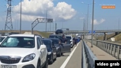Автомобильная пробка на въезде на Керченский мост