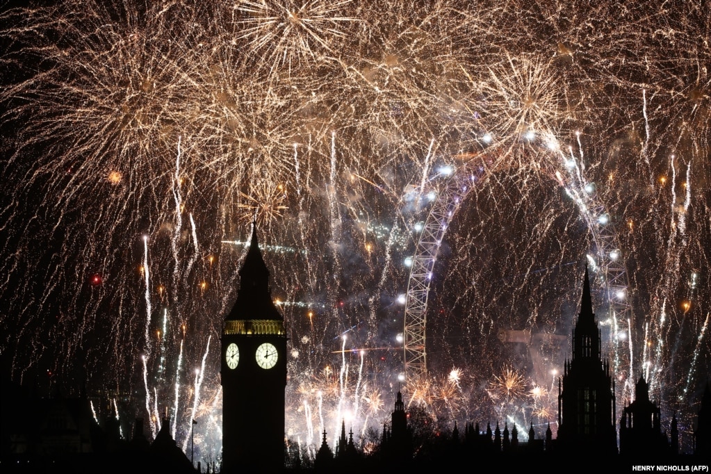 Spektakël fishekzjarrësh në "Big Ben" të Londrës. 1 janar 2024.