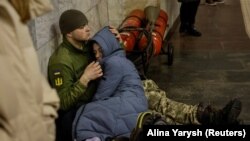 Люди під час повітряної тривоги у метро в Києві, березень 2023 року