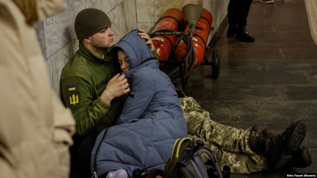 Украинадагы чоң шаарларда коркунуч тууралуу эскертилгенде адатта тургундар метродо жан сакташат. 