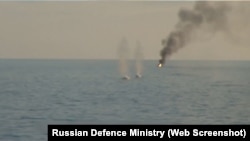 Скриншот видео, опубликованного Минобороны РФ. В российском военном ведомстве утверждают, что в Черном море был атакован российский военный разведывательный корабль «Приазовье»
