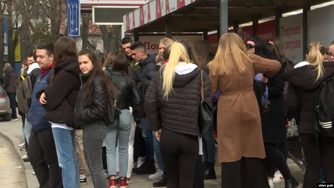 Илустрација - Средношколци во центарот на Скопје