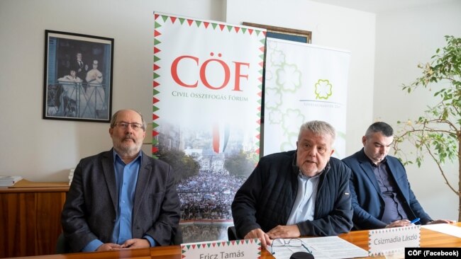 Balról Fritz Tamás, Csizmadia László és ifj. Lomniczi Zoltán tart a CÖF nevében sajtótájékoztatót 2023. március 29-én