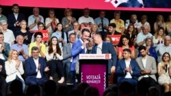 Doi dintre primarii Partidului Social Democrat, la un eveniment de campanie: în stânga, Robert Negoiță (sectorul 3), în dreapta, Daniel Băluță (sectorul 4).