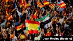 Pristaše španjolske oporbene Narodne stranke (PP) mašu zastavama ispred sjedišta stranke na dan općih izbora, u Madridu, Španjolska, 23. jula 2023.