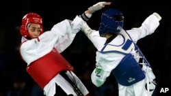  Кимия Ализаде и Ана Занинович от Хърватия (вдясно) се състезават в категория до 57 кг на таекуондото за дами на Летните олимпийски игри в Рио де Жанейро, Бразилия, 2016 година 