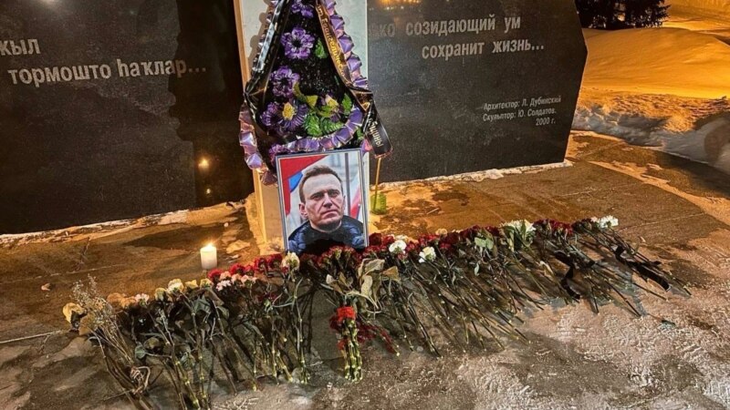 Слезы, цветы и свечи: в Уфе почтили память Алексея Навального