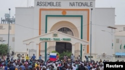 Stotine pristalica vojnog puča u Nigeru istakli su rusku zastavu ispred Narodne Skupštine u glavnom gradu Niameju, 27. juli 2023. 