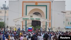 Pristalice puča u Nigeru pred zgradom Nacionalne skupštine, Nijamej, 27. jul 2023. 