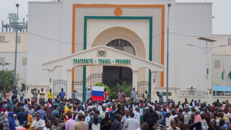 Francuska zatvara ambasadu u Nigeru 