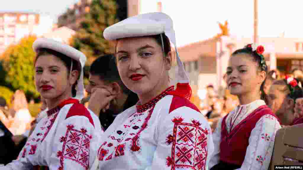 Pjesëtaret e një ansambli mysafir derisa prisnin për të performuar vallet e tyre tradicionale. &nbsp;