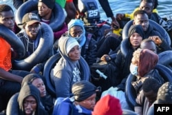 Мигранты из стран Африки в старой лодке, которую они использовали, чтобы тайно пробраться к итальянскому побережью. ВМС Туниса спасли их примерно в 50 морских милях от побережья. 4 октября 2022 года