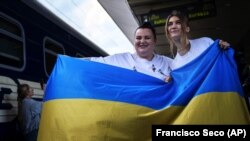 Alyona Alyona i Jerry Heil prije odlaska na Evroviziju na željezničkoj stanici u Kijevu 25. aprila 2024.