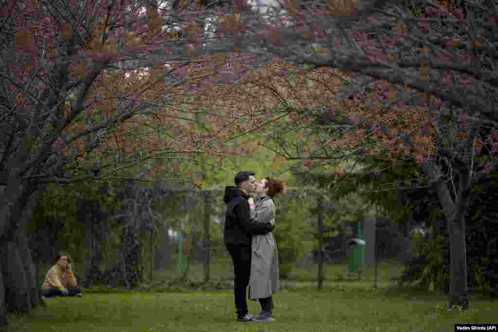 A couple kiss at the Japanese Garden in the King Michael I park in the Romanian capital, Bucharest.&nbsp;