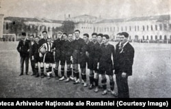 1923. Echipa românească la meciul București - Constantinopole (2-2) disputat la Constantinopol (Istanbulul de azi).