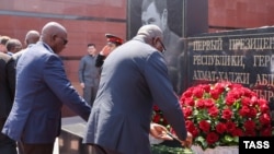 Посещение президентом Гвинеи-Бисау Сисоку Эмбало мемориала в Чечне