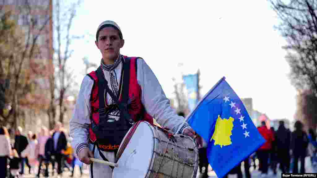 Një djalë me tupan duke krijuar atmosferë festive për 16-vjetorin e shpalljes së pavarësisë së Kosovës.&nbsp;