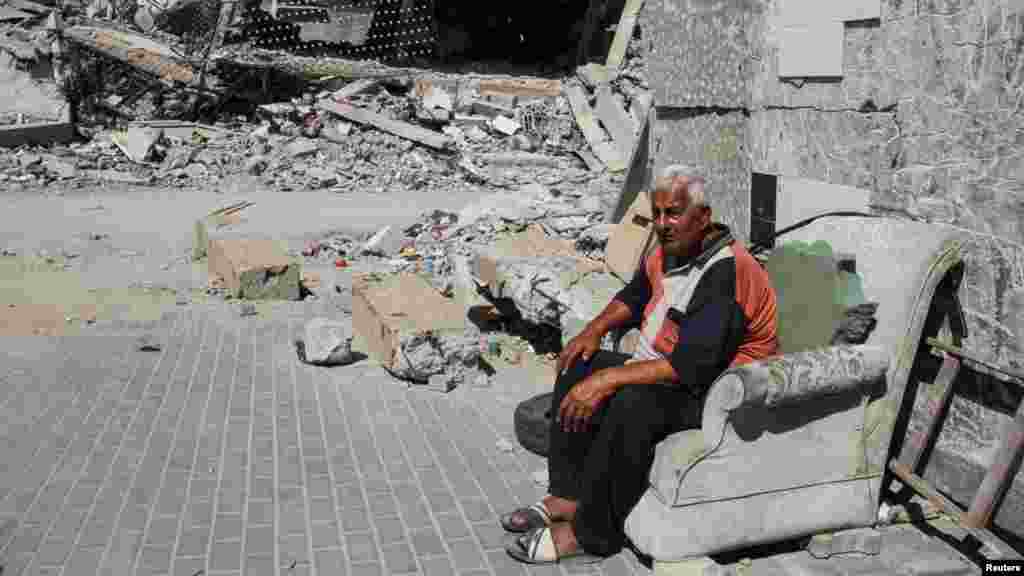 Egy palesztin férfi a Gázai övezet északi részén fekvő Beit Lahiában 2024. június 12-én. A ma már romváros lakóit május végén bombázta az izraeli hadsereg.&nbsp;Egyelőre nem tudni, hogy az izraeliek hogyan jutottak el Nuszejrat szívébe, egy zsúfolt, beépített menekülttáborba Gáza központjában. A korábbi műveletek alapján a rajtaütésben részt vevők egy része valószínűleg palesztinnak öltözött, és folyékonyan beszélt arabul