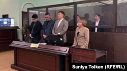 Бывшие сотрудники КНБ и их адвокаты на оглашении приговора. Астана, 22 апреля 2024 года