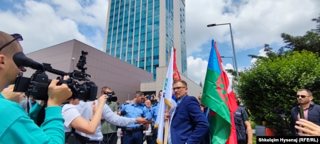 Vendosja e flamujve të komuniteteve para ndërtesës së Qeverisë së Kosovës.