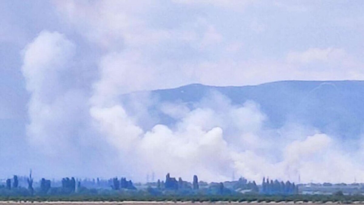 В Крыму – пожар и взрывы на складе боеприпасов