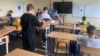 Заняття у школі, стоячи за партою. Українська ініціатива у Польщі