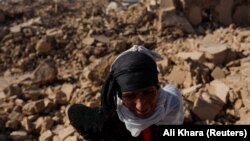 ავღანელი ქალი თავის სახლთან მიწისძვრის შემდეგ. ჰერათის პროვინცია, ავღანეთი. 11 ოქტომბერი, 2023 წელი 