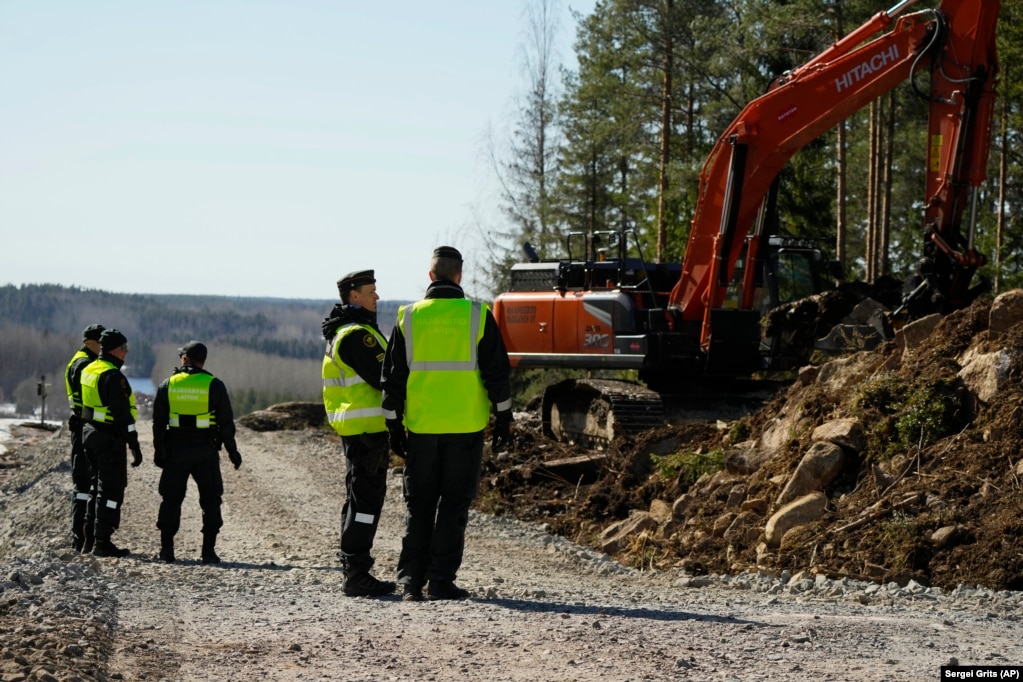 Një ekskavator duke punuar së bashku me rojet kufitare finlandeze pranë kufirit Pelkola më 14 prill. Gardhi i ri kufitar do të përfundojë në vitin 2026 dhe pritet të ketë një jetëgjatësi prej rreth 50 vjetësh. &nbsp;