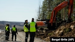 Finn határőrök a Finnország és Oroszország közötti határzár építésén a délkelet-finnországi Pelkola határátkelőhely közelében 2023. április 14-én