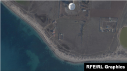 Оборонительные сооружения на пляже в районе Заозерного под Евпаторией, 16 марта 2023 года