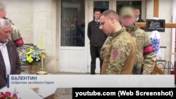 Боец ВСУ Валентин на похоронах Всеволода Грабара, скриншот канала МТРК МІСТО