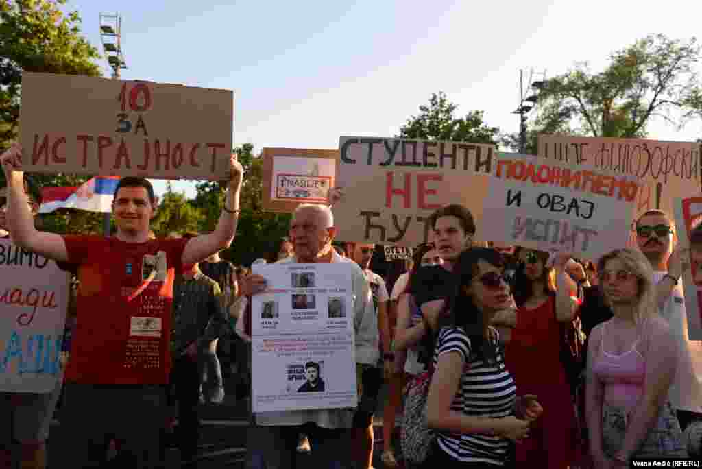 Detalj sa protesta u Beogradu, 8. jula. Povod masovnim okupljanjima je reakcija građana i dela opozicije na odgovor države nakon dva masovna ubistva koja su se dogodila početkom maja, a u kojima je stradalo 19 ljudi.