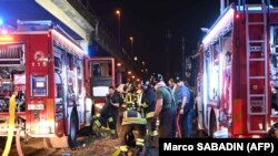 Пожежники та рятувальники працюють на місці аварії туристичного автобуса в Местре поблизу Венеції. Італія, 3 жовтня 2023 року. Щонайменше 21 людина загинула, серед них двоє дітей, повідомив AFP речник мерії. Серед загиблих 5 українців.
