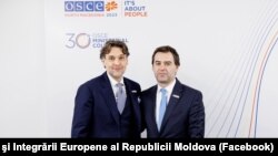 Șeful diplomației moldovene, Nicu Popescu (dreapta), a avut o întâlnire la reuniunea OSCE de la Skopje și cu Matteo Mecacci, directorul Biroului pentru Instituții Democratice și Drepturile Omului (ODIHR), cu care a discutat inclusiv despre derularea alegerilor locale generale.