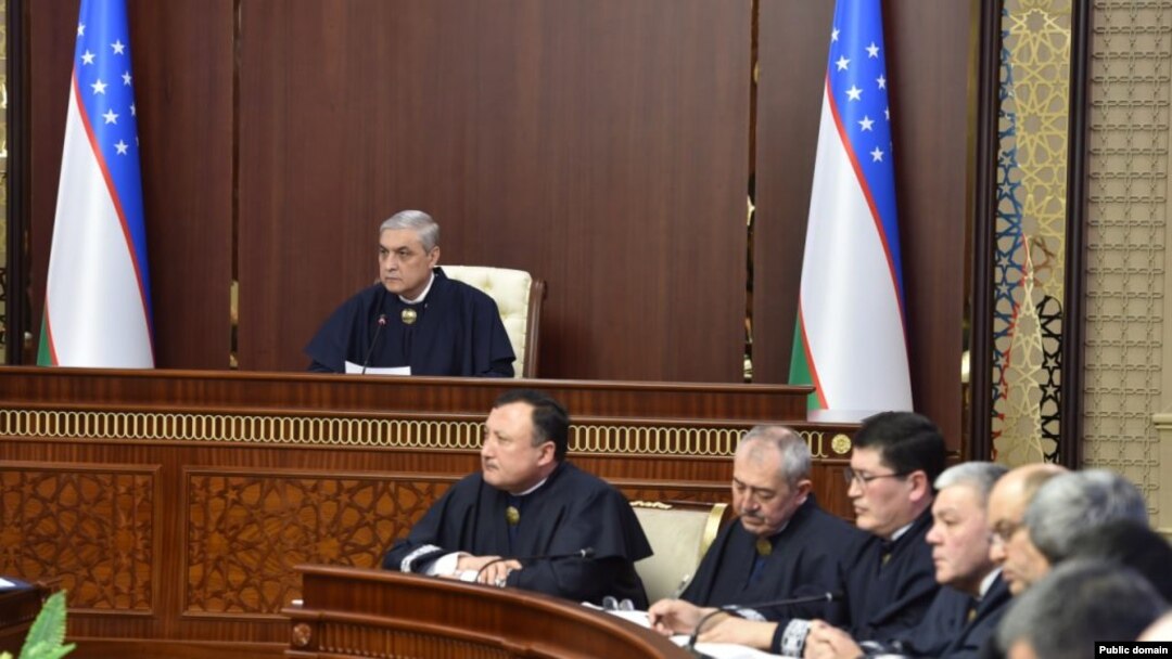 Oliy sud Plenumi majlisi. Raislik qiluvchi - Oliy sud raisi Baxtiyor Islamov.