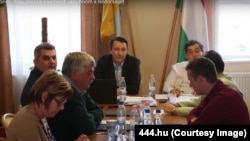A felcsúti önkormányzati testület ülése még Mészáros Lőrinc polgármestersége alatt, 2017-ben, a 444.hu videóján. Az asztal bal oldalán, az első széken ül Mészáros János
