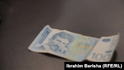 Kartëmonedhë prej 100 dinarësh. Fotografi ilustruese. 