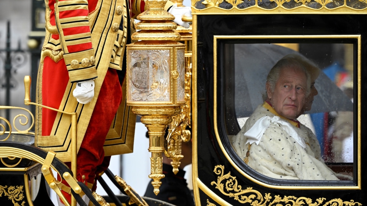 Крал Чарлз Трети пристигна Уестминстърското абатство за церемонията по коронацията