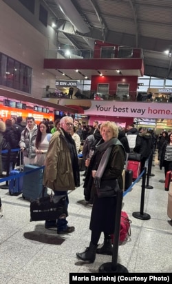 Çifti Palokë dhe Radica Berishaj në Aeroportin e Prishtinës, para fluturimit të tyre të parë pas liberalizimit të vizave për kosovarët.