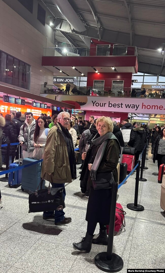 Çifti Palokë dhe Radica Berishaj në Aeroportin e Prishtinës, para fluturimit të tyre të parë pas liberalizimit të vizave për kosovarët.