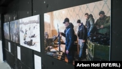 Fotografia e Hoffmanit e ekspozuar në Prishtinë, ku shihen burrat ukrainas duke u armatosur më 25 shkurt 2022.