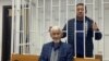 Камактагы саясатчы Кубанычбек Кадыров жана анын адвокаты Акин Токталиев. Соттук процессте тартылган сүрөт.