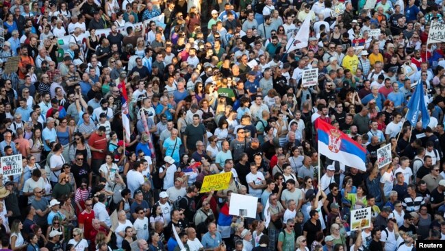 "Nećeš kopati" - skandiraju okupljeni na protestu protiv rudarenja litijuma u Beogradu, 10. avgust 2024.