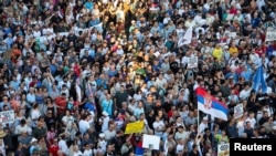 "Drakonsko kažnjavanje učesnika okupljanja nema veze sa ustavnim garancijama i međunarodnim standardima ljudskih prava, već sa zastrašivanjem", ocenjuje advokat Rodoljub Šabić (foto: protest u Beogradu protiv Rio Tinta, 10. avgusta 2024.)