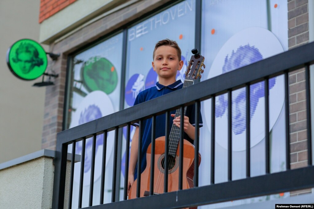 Ledion Halitaj, kitarist 11-vjeçar para shkollës "Beethoven" në Prishtinë, ku vijon mësimet për kitarë.